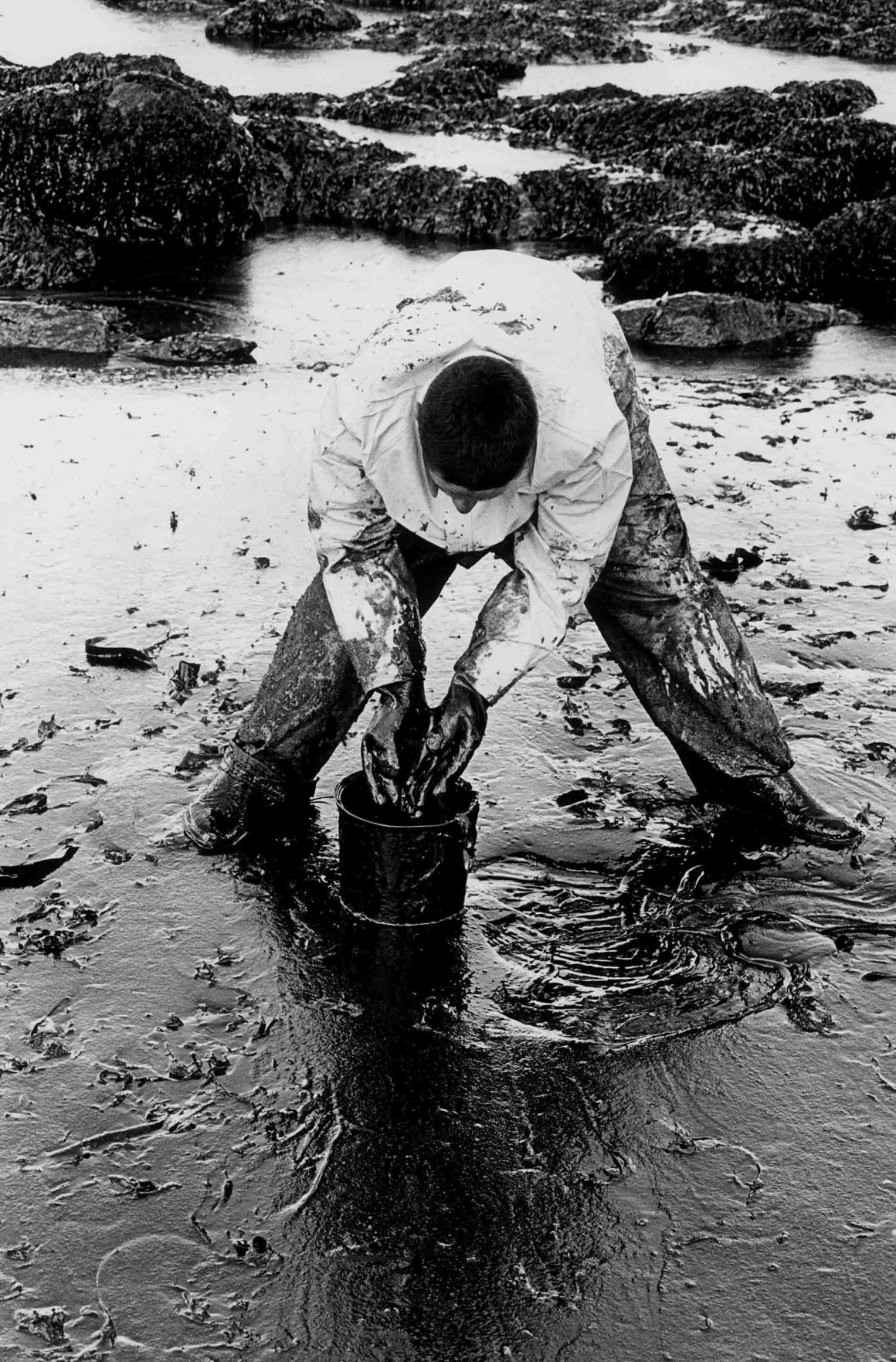 Nach der Havarie des Supertankers bemühen sich Einheimische und Wehrpflichtige der französischen Streitkräfte, teils mit einfachsten Mitteln den Strand zu säubern. Bild: Manfred Vollmer
