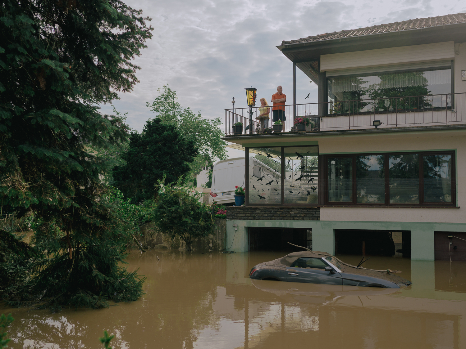The Flood in Western Germany 2021: Menschen stehen auf ihrem Balkon in einem Haus in Ahrweiler