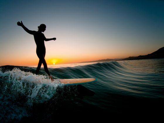 Surferin am Crust Bike von Chris Burkard