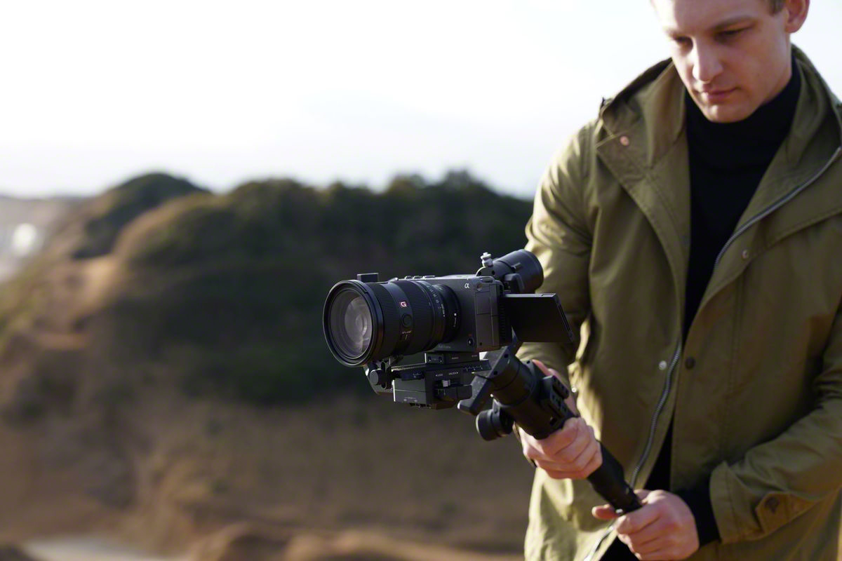 Durch das kompakte und leichte Gehäuse lässt sich das Sony FE 24-70 mm f/2,8 GM II gut in Kombination mit einem Gimbal einsetzen.