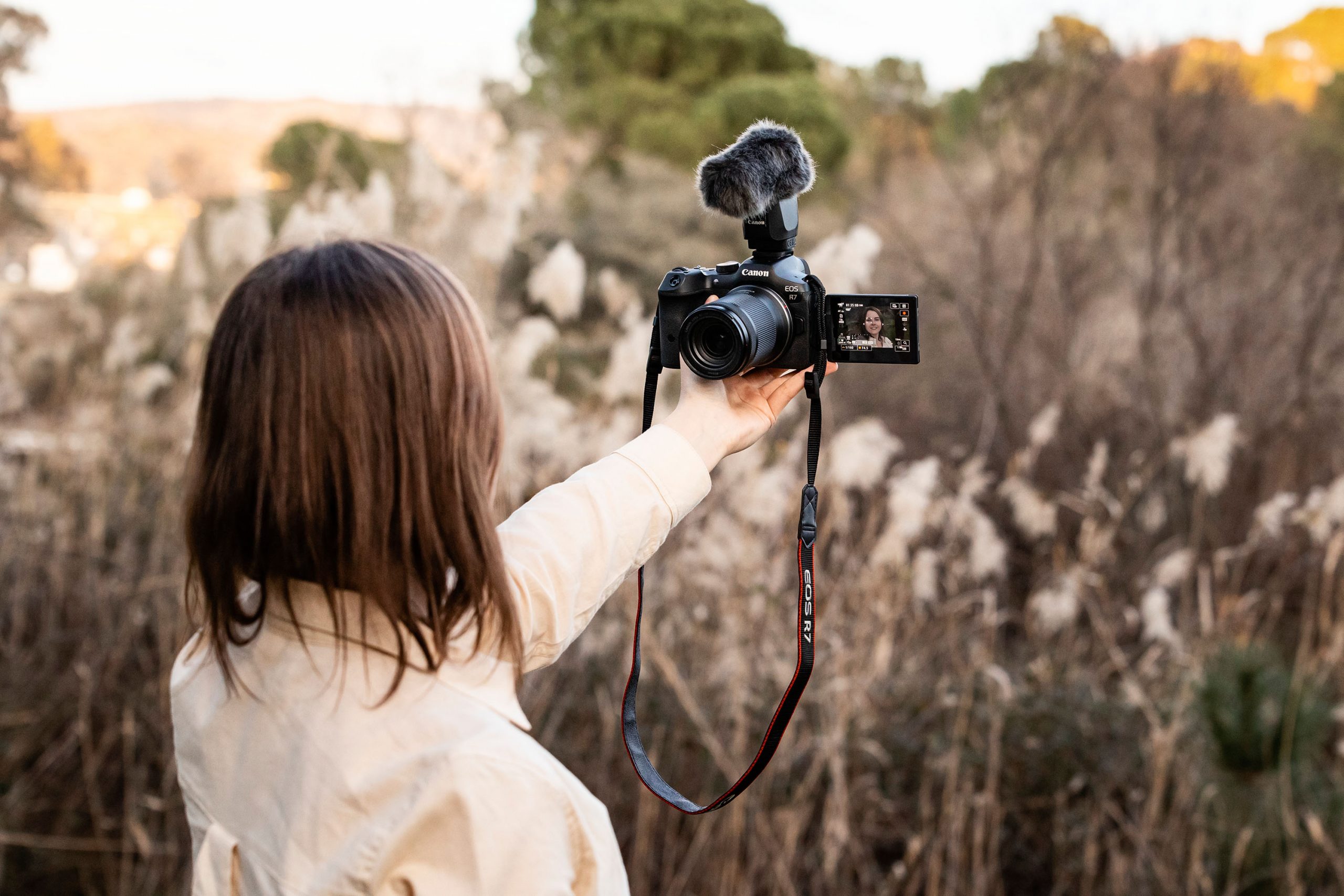 Die EOS R7 eignet sich mit ihrer kamerainternen Bildstabilisierung auch für Vlogging-Aufnahmen aus der freien Hand. Bild: Canon