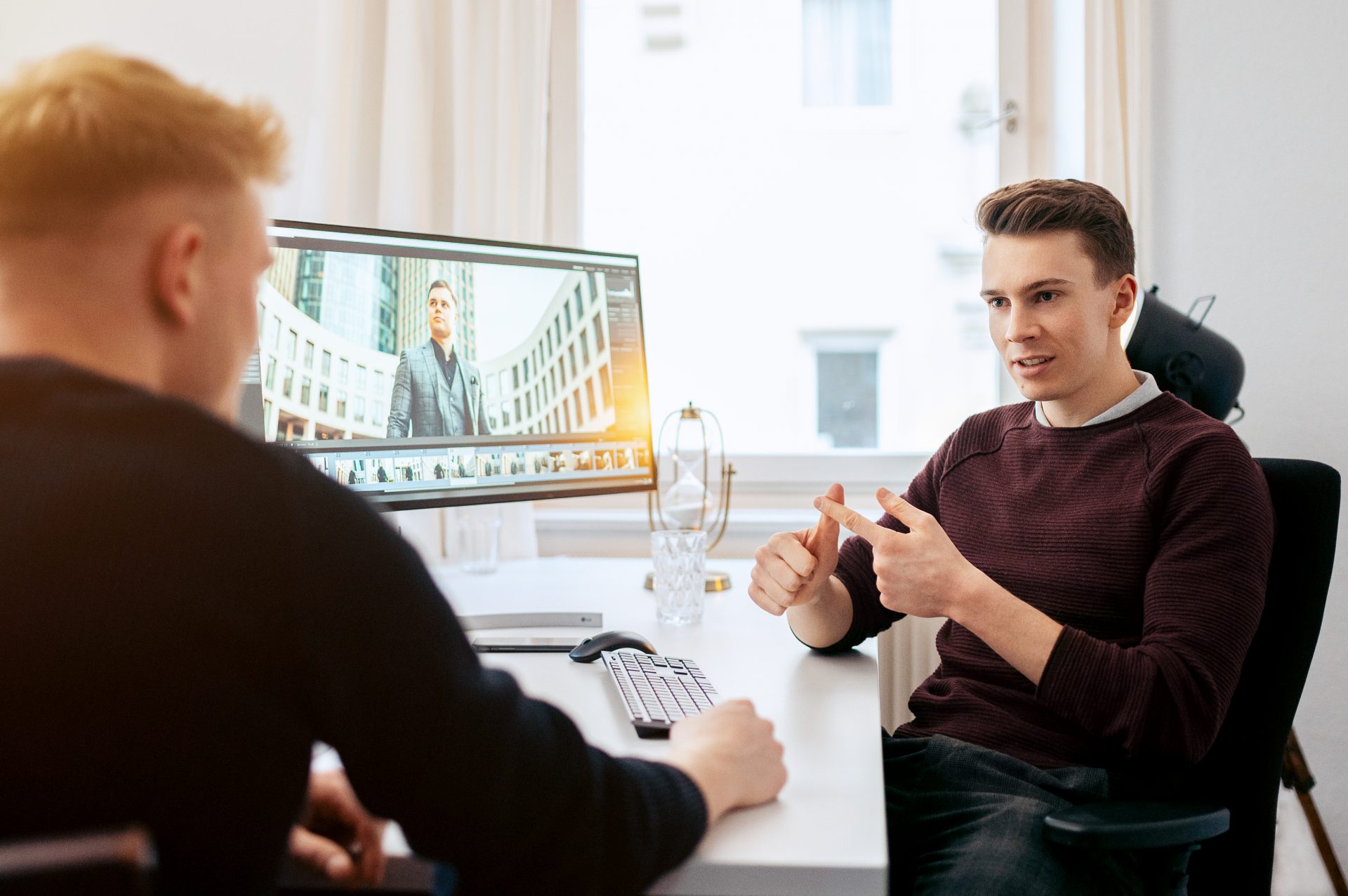 Paul Hoffmann (rechts) im Gespräch mit einem Kunden zum Thema Facebook-Werbung. Foto: Paul Hoffmann