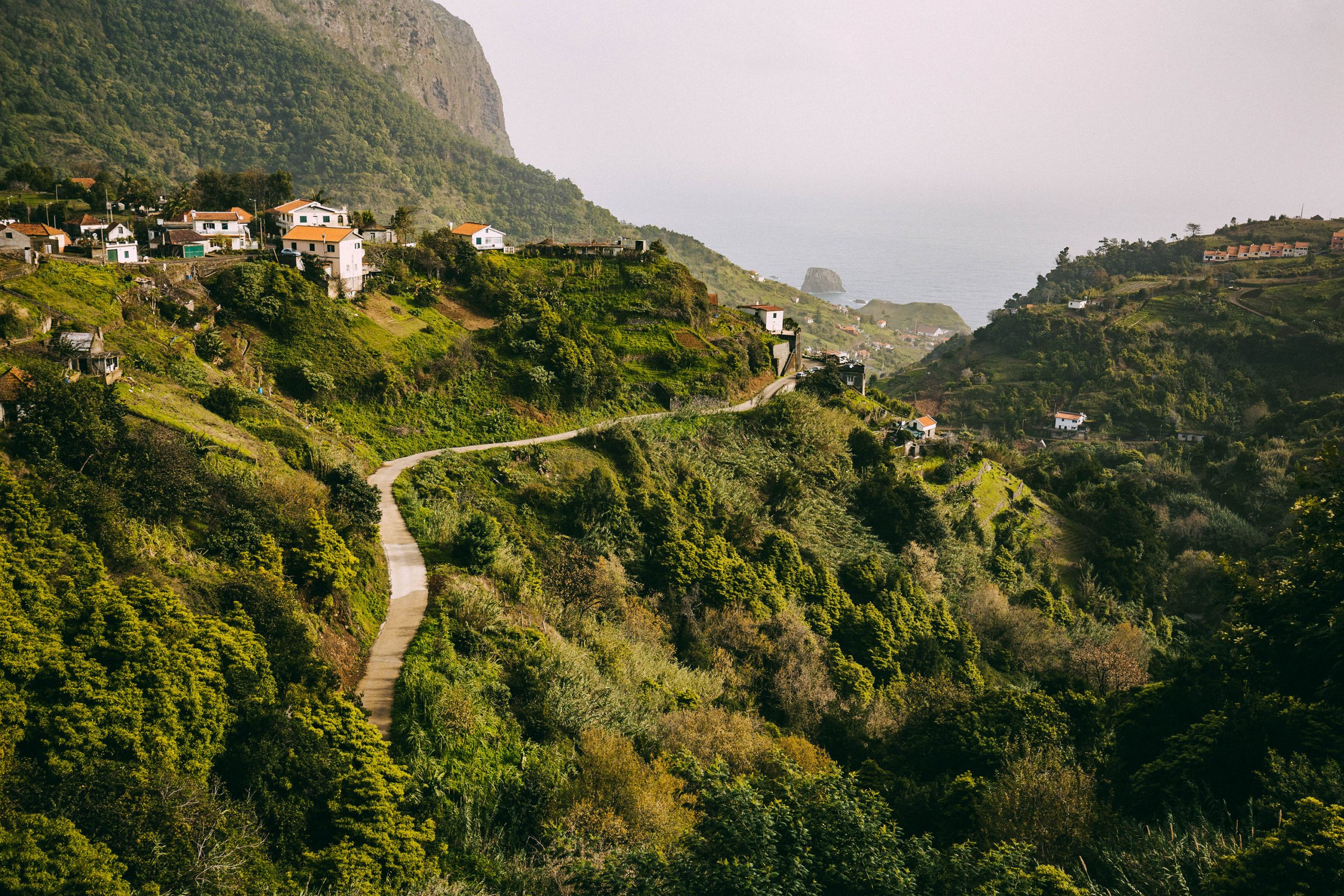 Auf Landgang: Bewölkter Himmel, weiches Licht und viel Grün: Dieses stimmungsvolle Landschaftsmotiv fotografierte Benjamin Wohlert während eines Landgangs auf der Insel Madeira. Bild: Benjamin Wohlert
