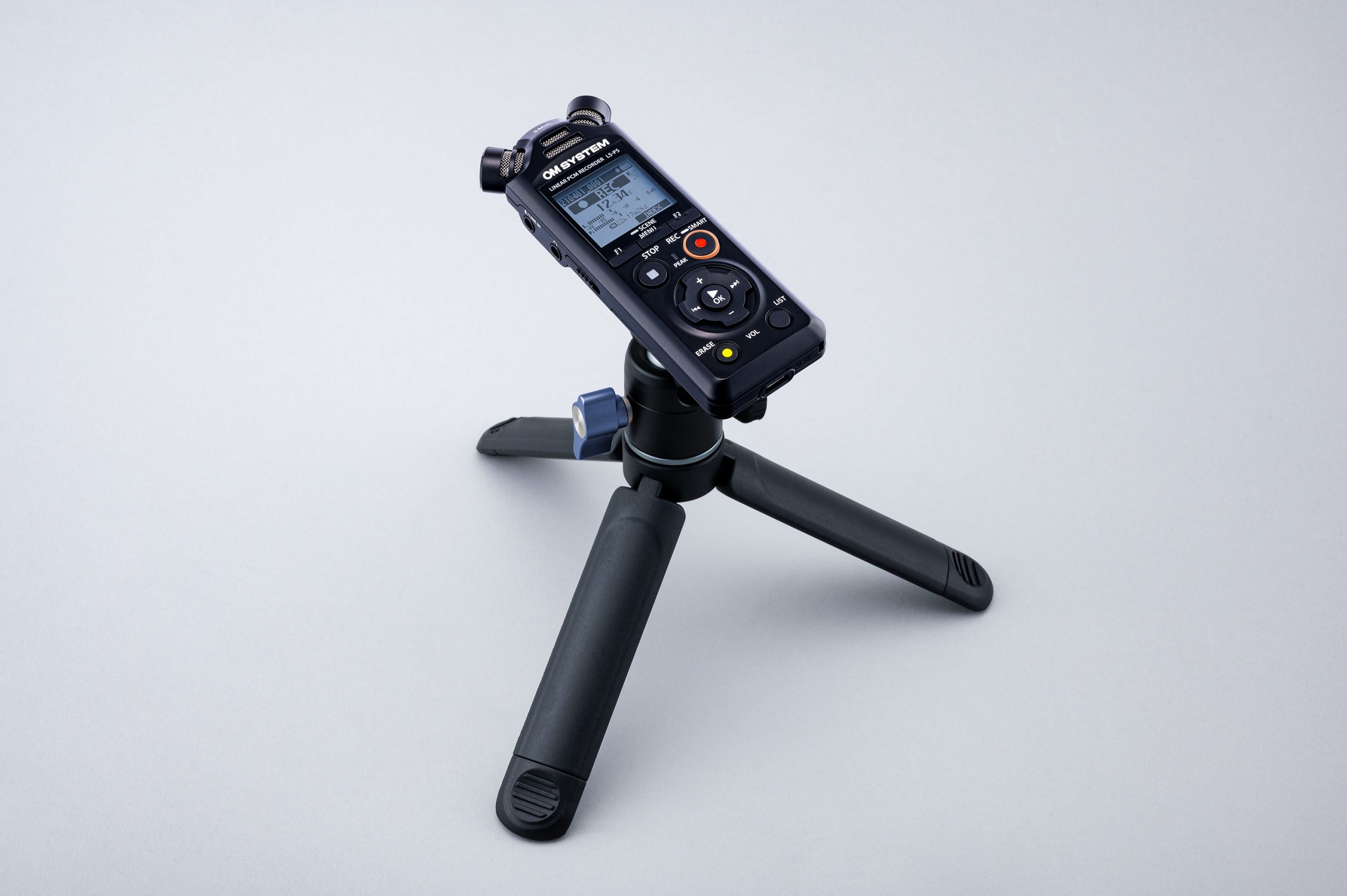 Der LS-P5 lässt sich per App kabellos aus einer Entfernung von bis zu zehn Metern steuern. Bild: OM Digital Solutions