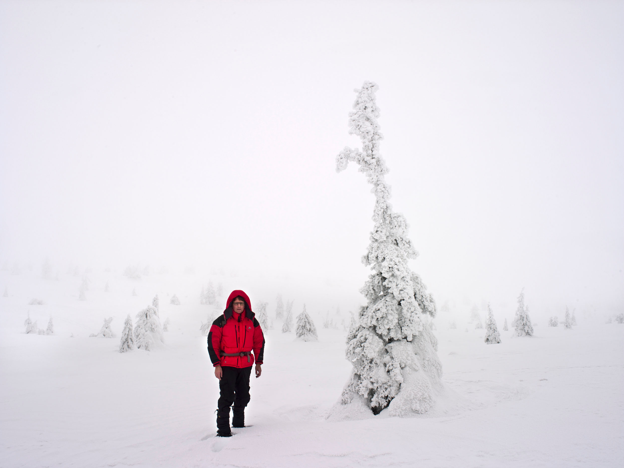 Es kann schnell gehen: Beim Selbstporträt noch entspannt im Winterwonderland, zwei Stunden und ein ausgefallenes GPS-Gerät später beinahe erfroren. Bild: Micha Pawlitzki