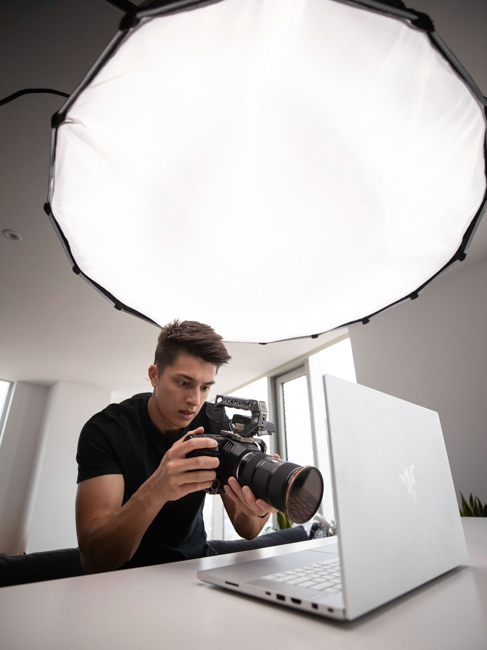 Für professionelle Videoaufnahmen in Innenräumen sind große, leistungsstarke Dauerlicht-Quellen erforderlich. Nur so sorgen Sie für nutzbare Verschlusszeiten und passende ISO-Werte für scharfe, saubere Aufnahmen. Bild: Michael Gray