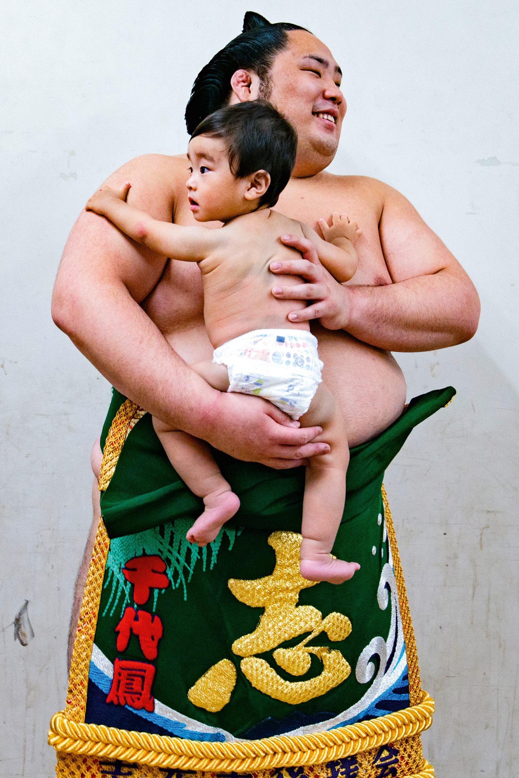 Sanfter Riese: Obwohl die Rikishi bei ihren Auftritten ein kämpferisches Auftreten haben, werden sie von der Öffentlichkeit als sanfte Riesen angesehen. Bild: Lord K2