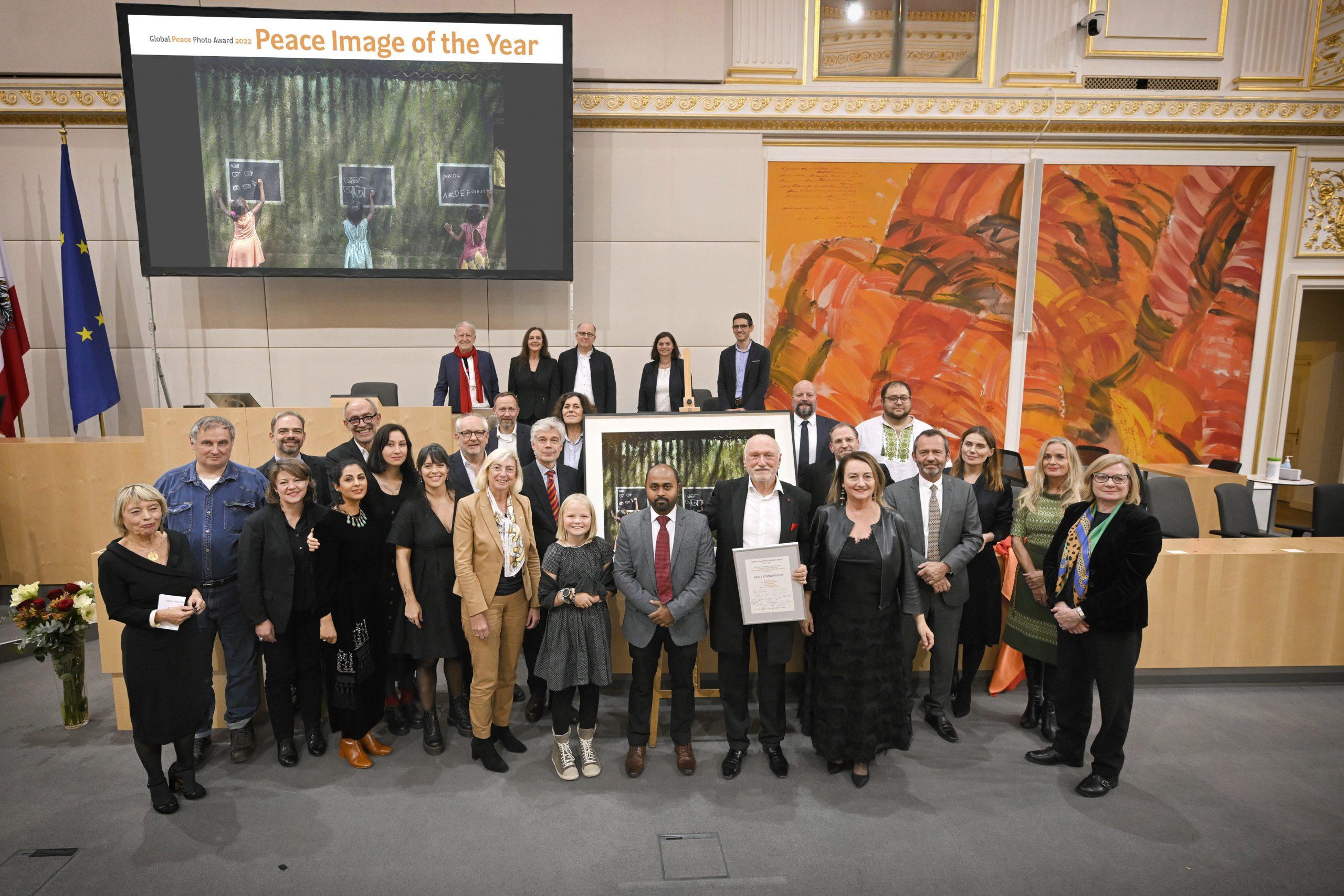 Gruppenbild mit Preisträger:innen und Jurymitgliedern des Global Peace Photo Award 2022. Bild: Johannes Zinner