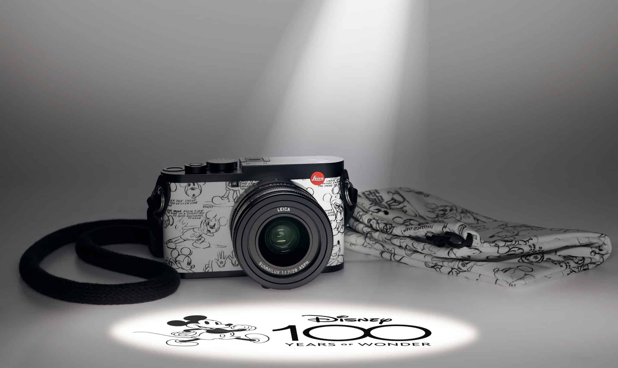 Die Leica Q2 Disney “100 Years of Wonder” kommt mit einem speziellen Trageriemen.