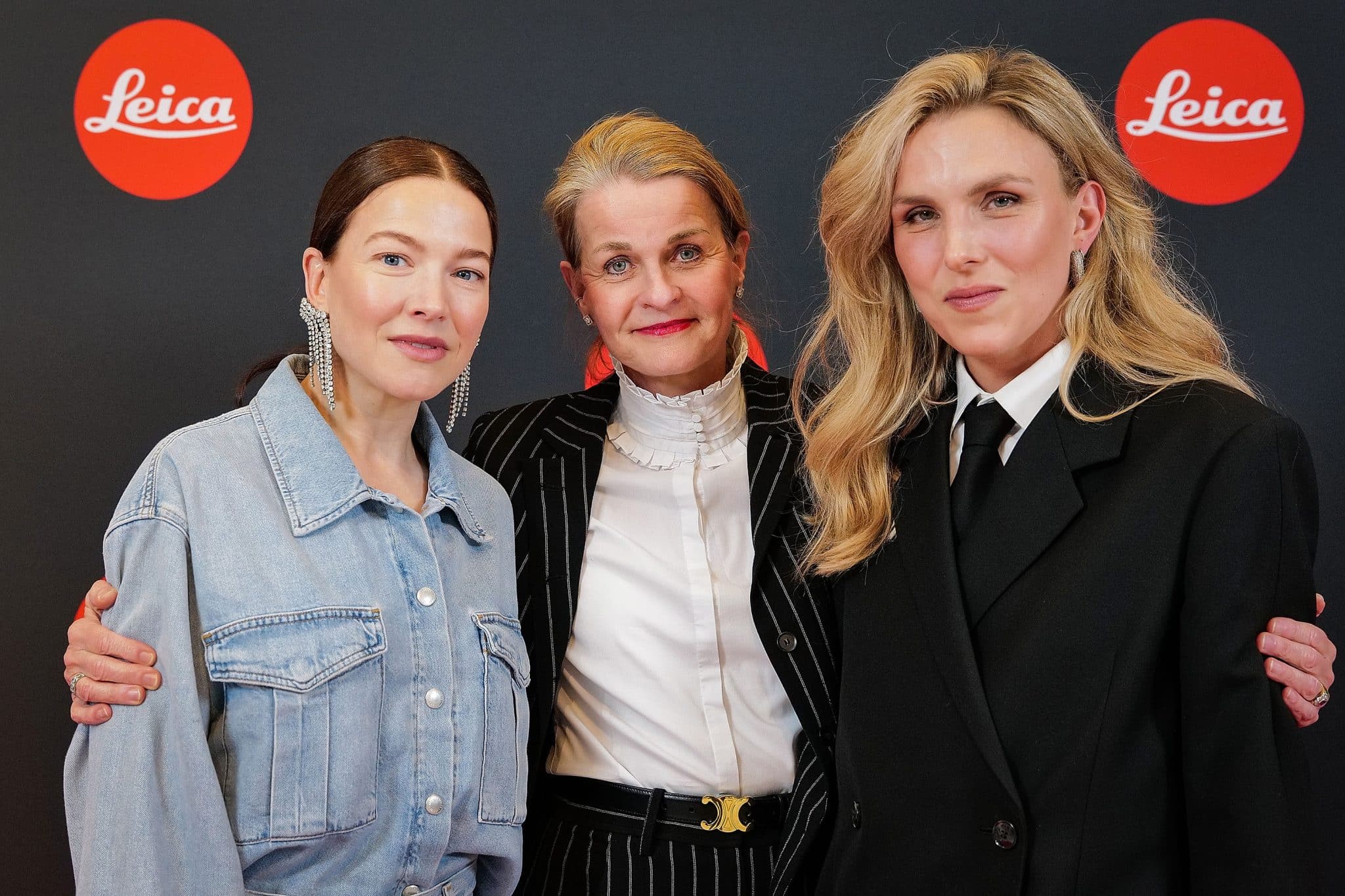 v.l. Hannah Herzsprung, Karin Rehn-Kaufmann, Art Director & Chief Representative Leica Galleries International, und Lena Stahl in der Leica Galerie Wetzlar. Bild: Leica
