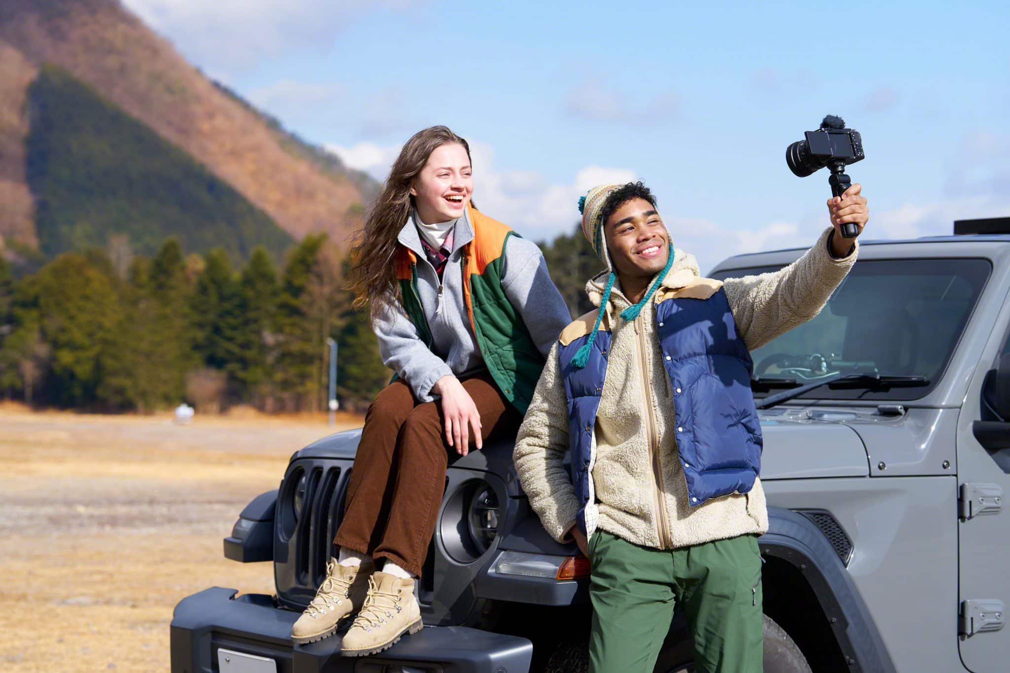 Wenn ein kabelloser Aufnahmegriff mit Fernbedienung (GP-VPT2BT) verwendet wird, lässt sich die Sony ZV-E1 mit einer Hand bedienen.