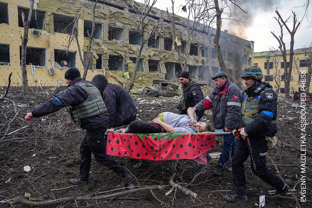 Photo Of The Year: "Mariupol Maternity Hospital Airstrike" von Evgeniy Maloletka (AP/World Press Photo Award 2023)