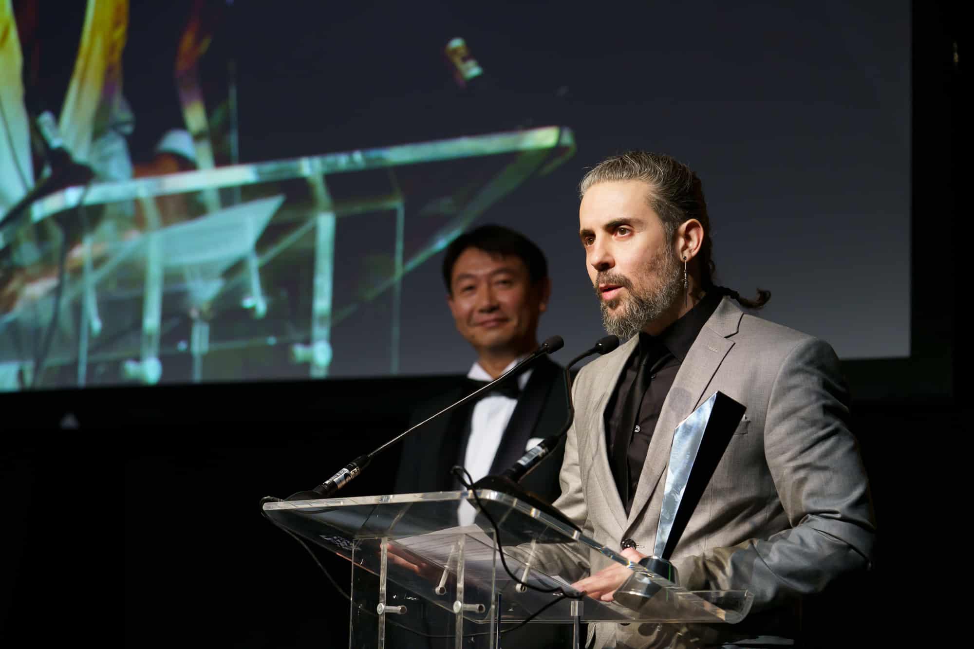 Von links nach rechts: Masashi Takiguchi, Sony Europe President; Edgar Martins, Photographer of the Year 2023. © Courtesy of Creo