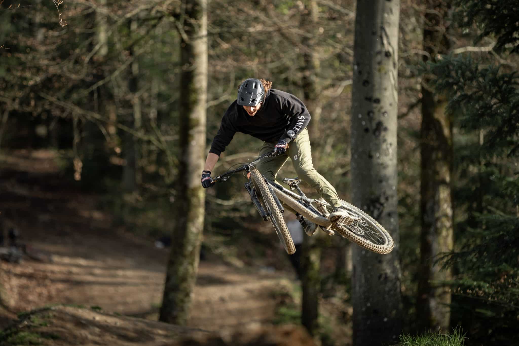 Action-Shooting mit luftakrobatischen Mountainbikern. Bild: Black Forest Collective