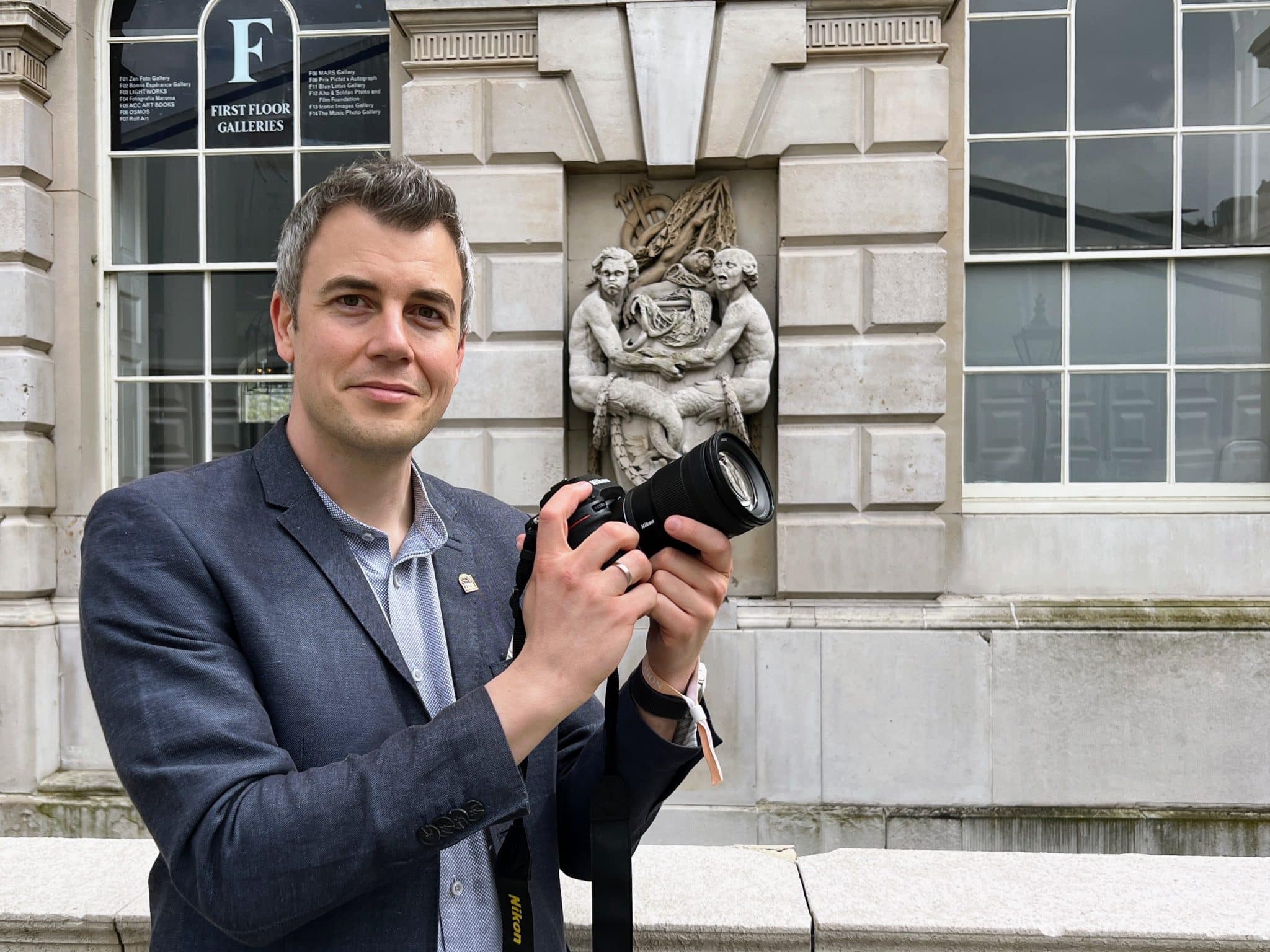 fotoPRO-Chefredakteur Benjamin Lorenz mit der neuen Z 8 auf der London Photo.