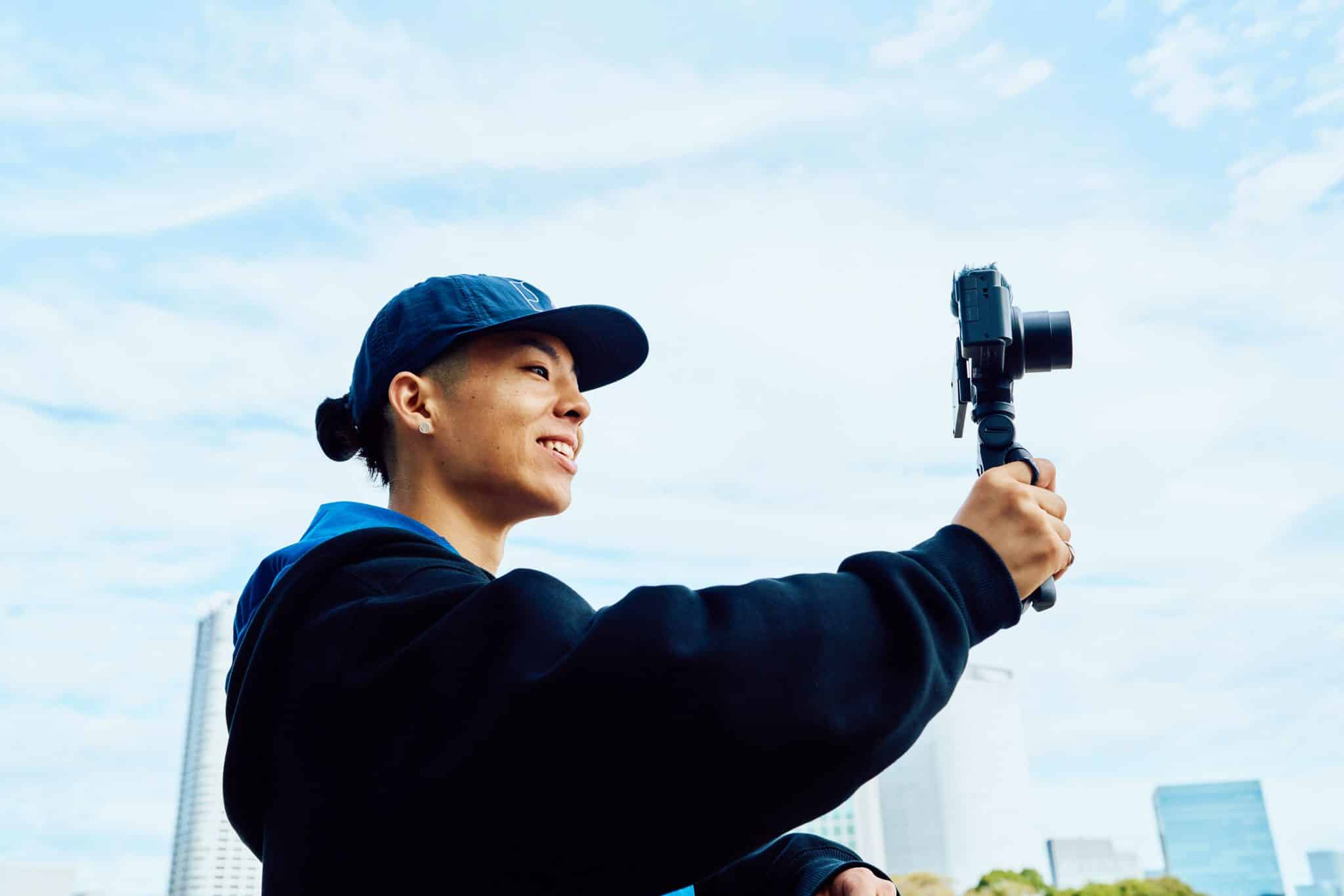 Die kompakte Sony ZV-1 II lässt sich unterwegs stabil über den optionalen Bluetooth-Handgriff halten.