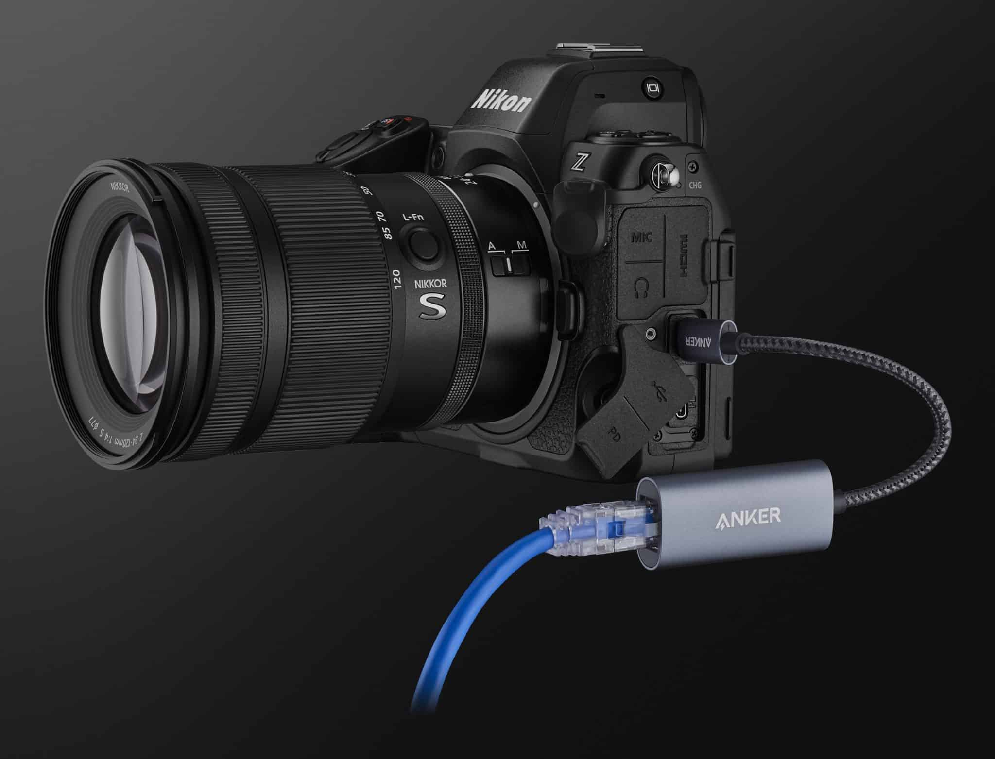 Die zwei USB-C-Anschlüsse erlauben u.a. den Einsatz von optionalen Adaptern. Wie in diesem Fall einen USB-C-Ethernet-Adapter.