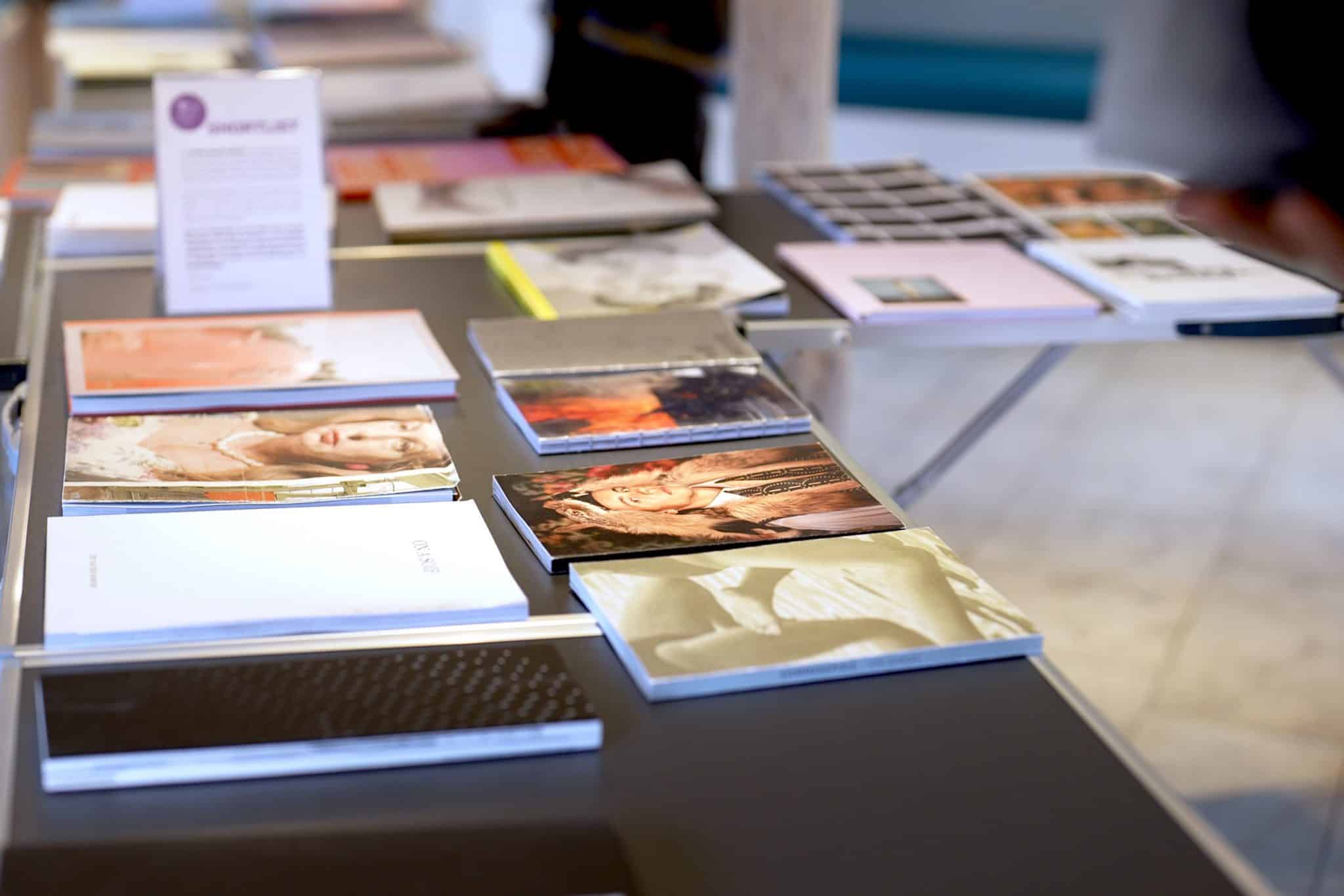 Ausstellungsansicht #FOTOBOOKS im Philine-Vogeler-Haus; In zudammenarbeit mit dem Fotobookfestival Kassel und dem PhotoBookMuseum Köln.