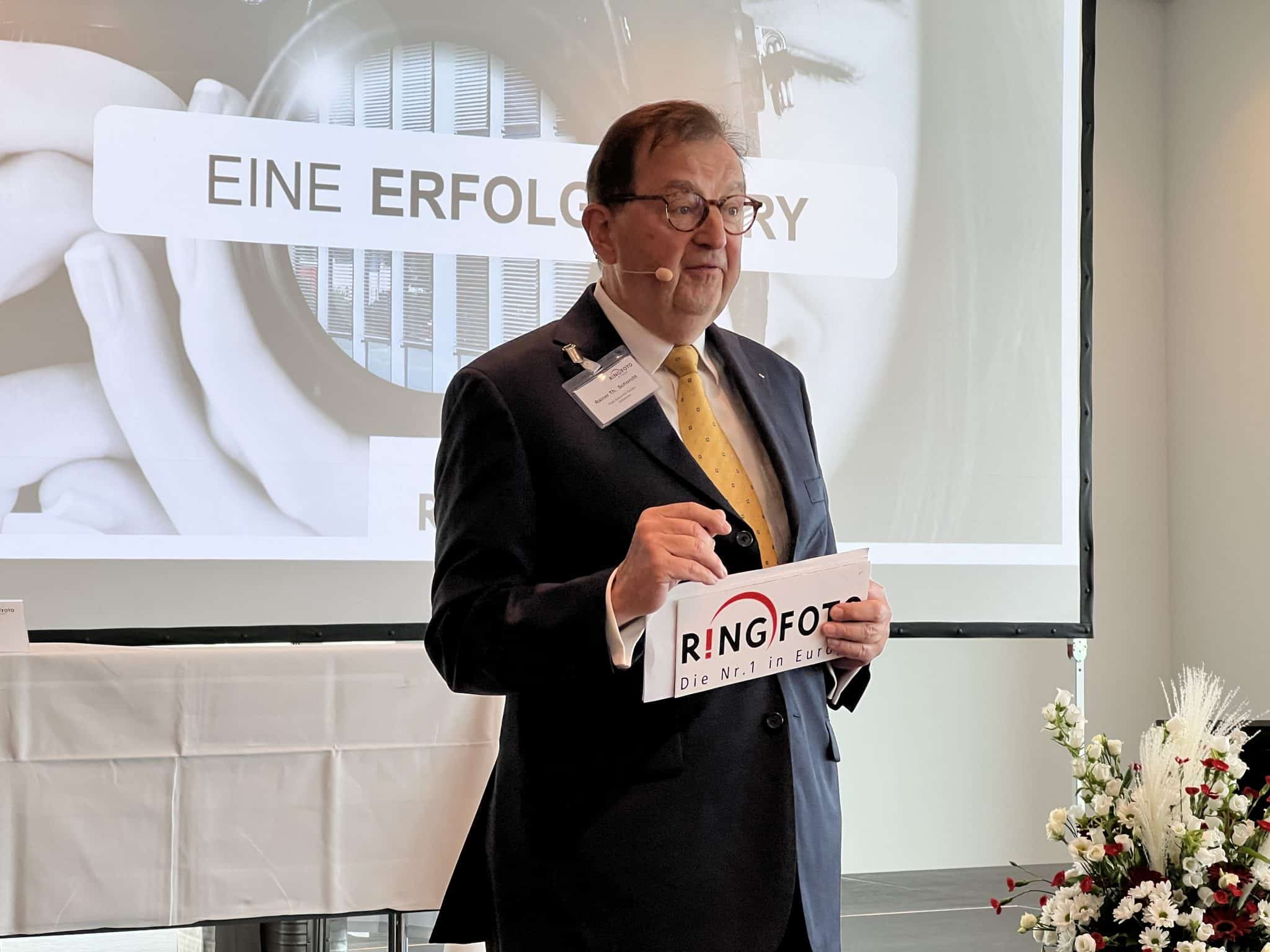 Rainer Th. Schorcht, Ehrenvorsitzender des Verwaltungsrats Ringfoto-Gruppe, auf der Gesellschafterversammlung 2023 in Ingolstadt
