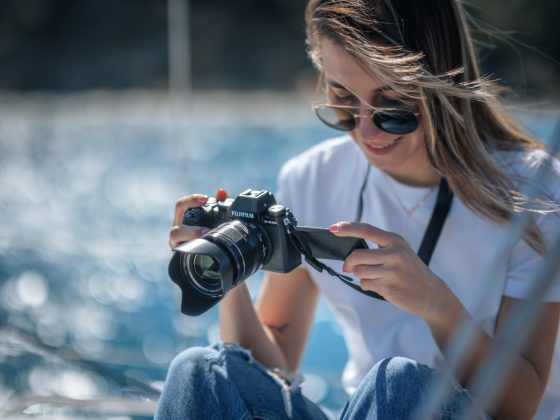Mit ihrem kleinen und leichten Gehäuse eignet sich die FUJIFILM X-S20 als vielseitige Reisekamera. Bild: Fujifilm
