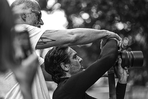 Intensives Arbeiten mit Stefan Beutler (links im Bild) und Schauspieler Thomas Maximilian Held (Mitte) zum Thema Schwarz-Weiß-Portrait on Location.