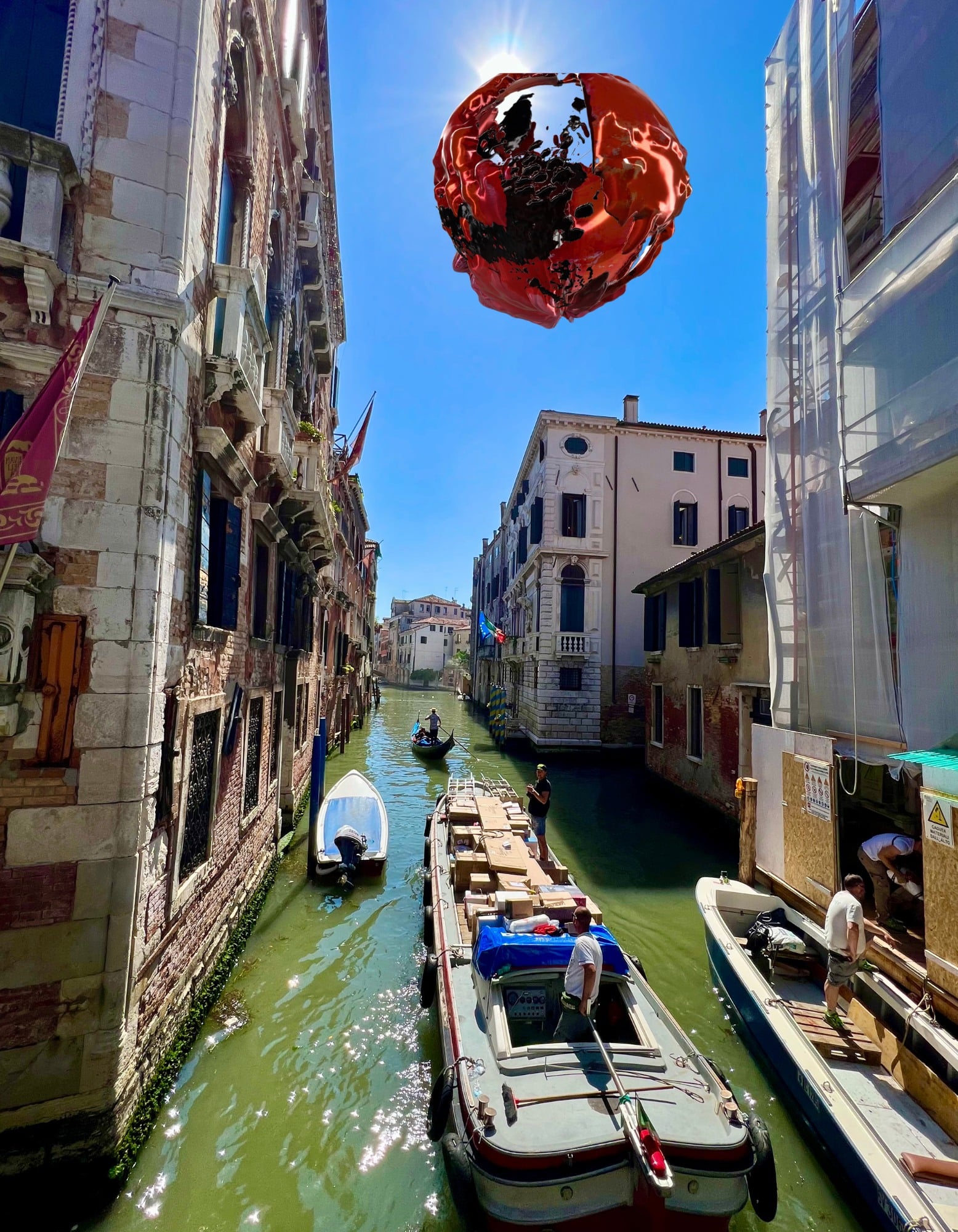 Die fliegende Skulptur in Venedig.