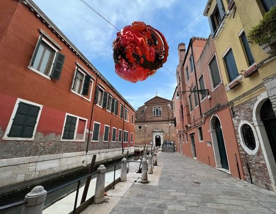 Die fliegende Skulptur von Sarah Montani in Venedig. Credit: Sarah Montani