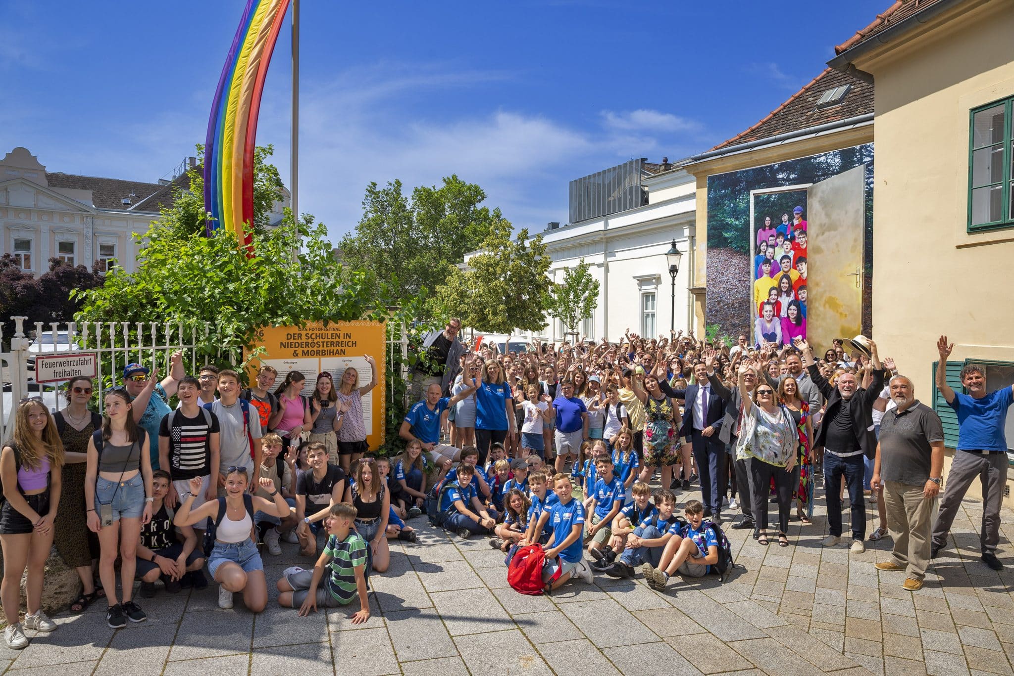 Die teilnehmenden Schüler:innen, Lehrer:innen und Fotograf:innen des Schulprojekts.