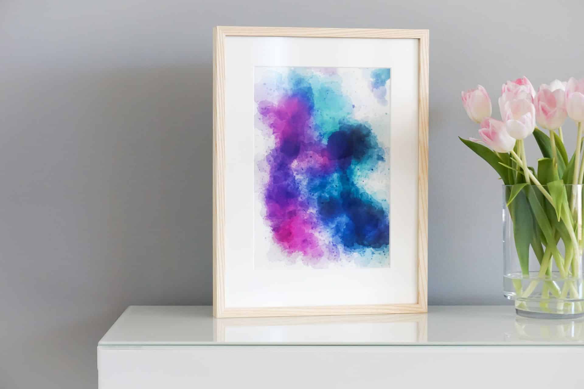 Grafik Ahorn natur gerahmt auf Sideboard