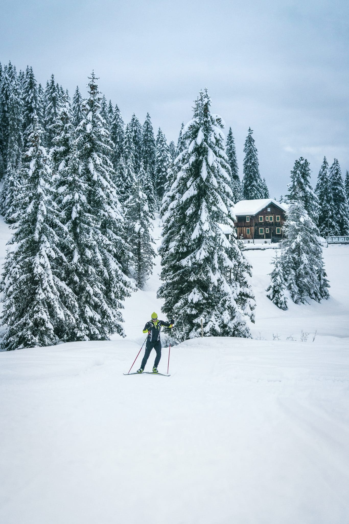 Italien, Südtirol, Villnösstal, Langläufer am 1,4 km langen Rundkurs auf der Zanseralm