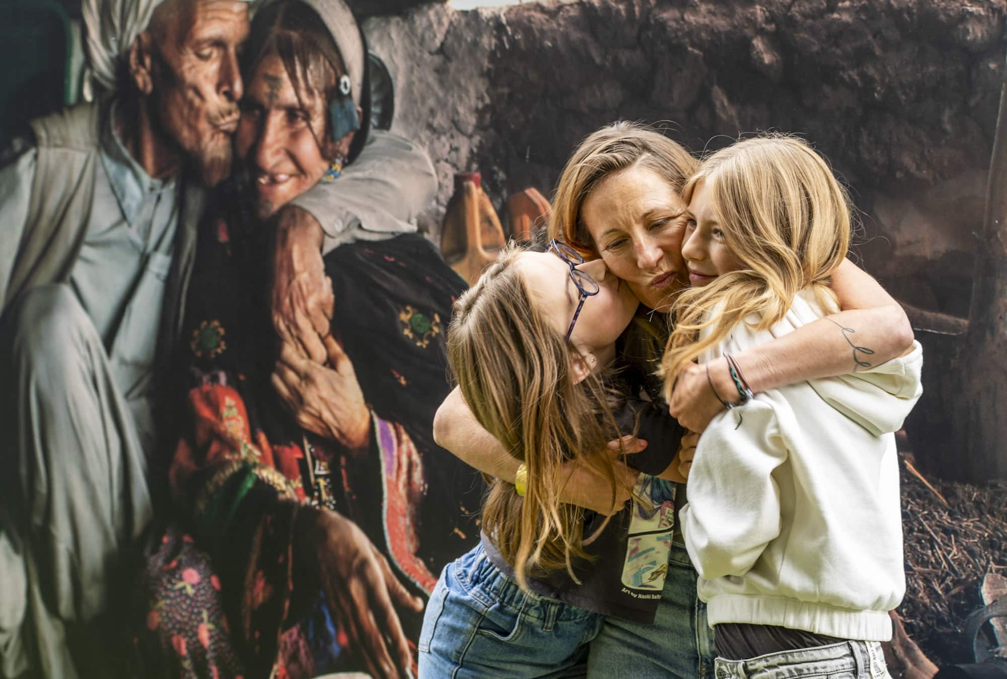 In der Ausstellung „Eine Schmerzhafte Geschichte“ von Shah Marai & Wakil Kohsar.