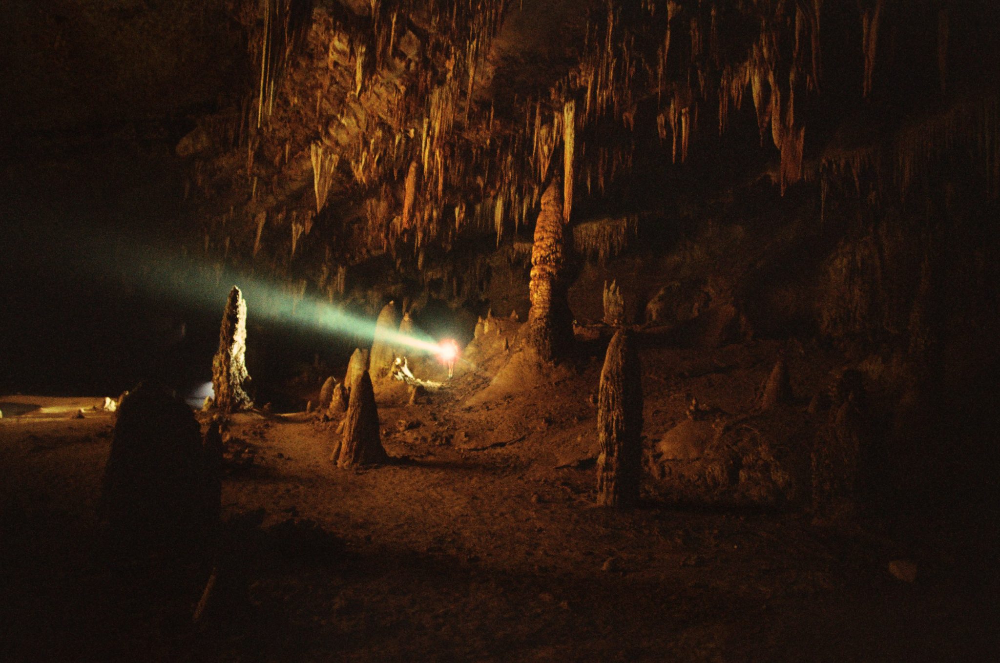 Ein Lichtstrahl in einer Höhle