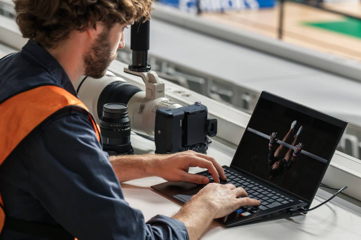 Sony Alpha 9 III angeschlossen an einem Laptop, wo gerade eine Sportaufnahme bearbeitet wird