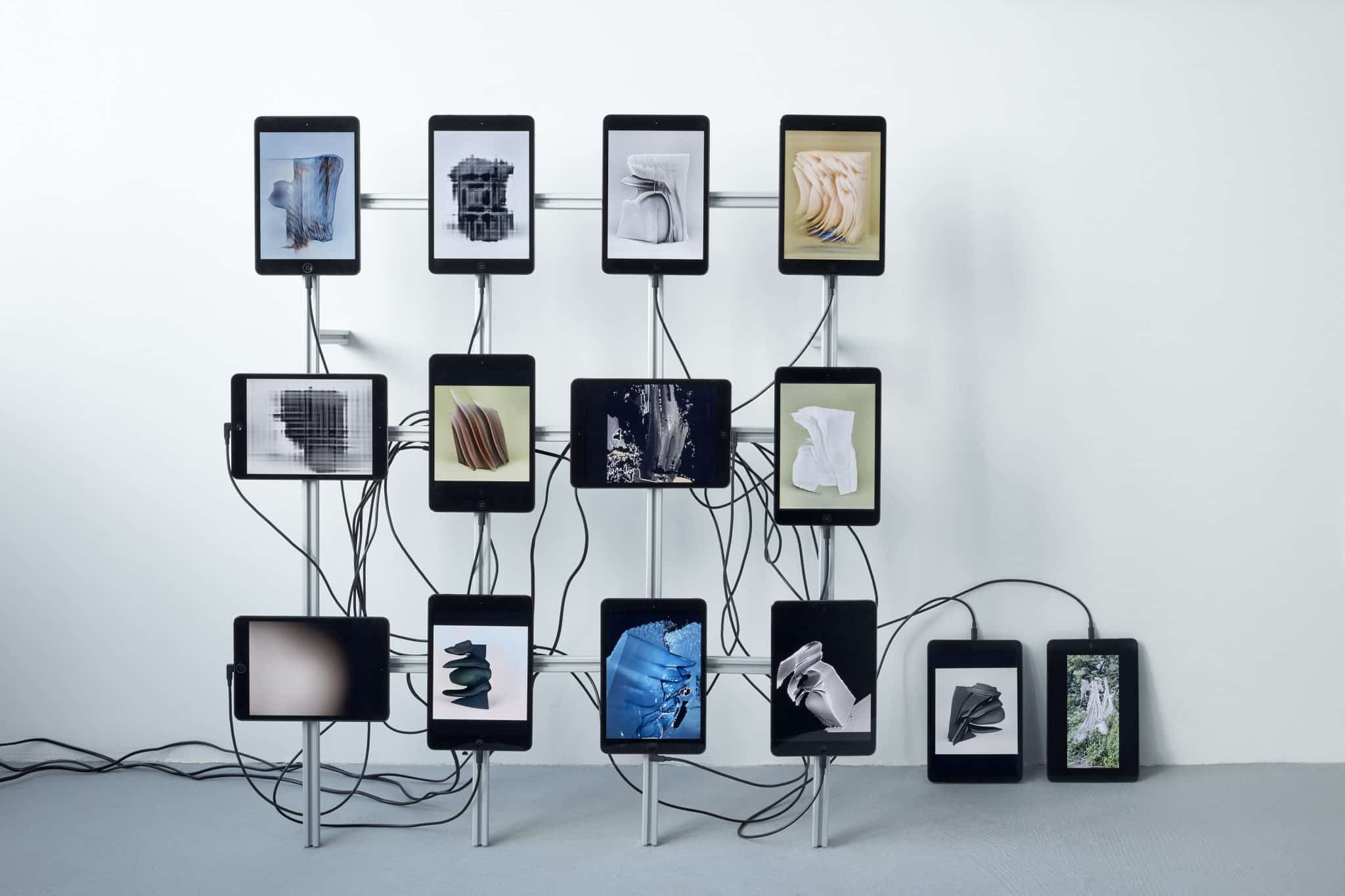 Michael Reisch Ohne Titel (Untitled), 14 KI-generierte Video-Loops auf Tablets/Screens, Aluminium- Gestell, 100x120x30cm, 2021-2022