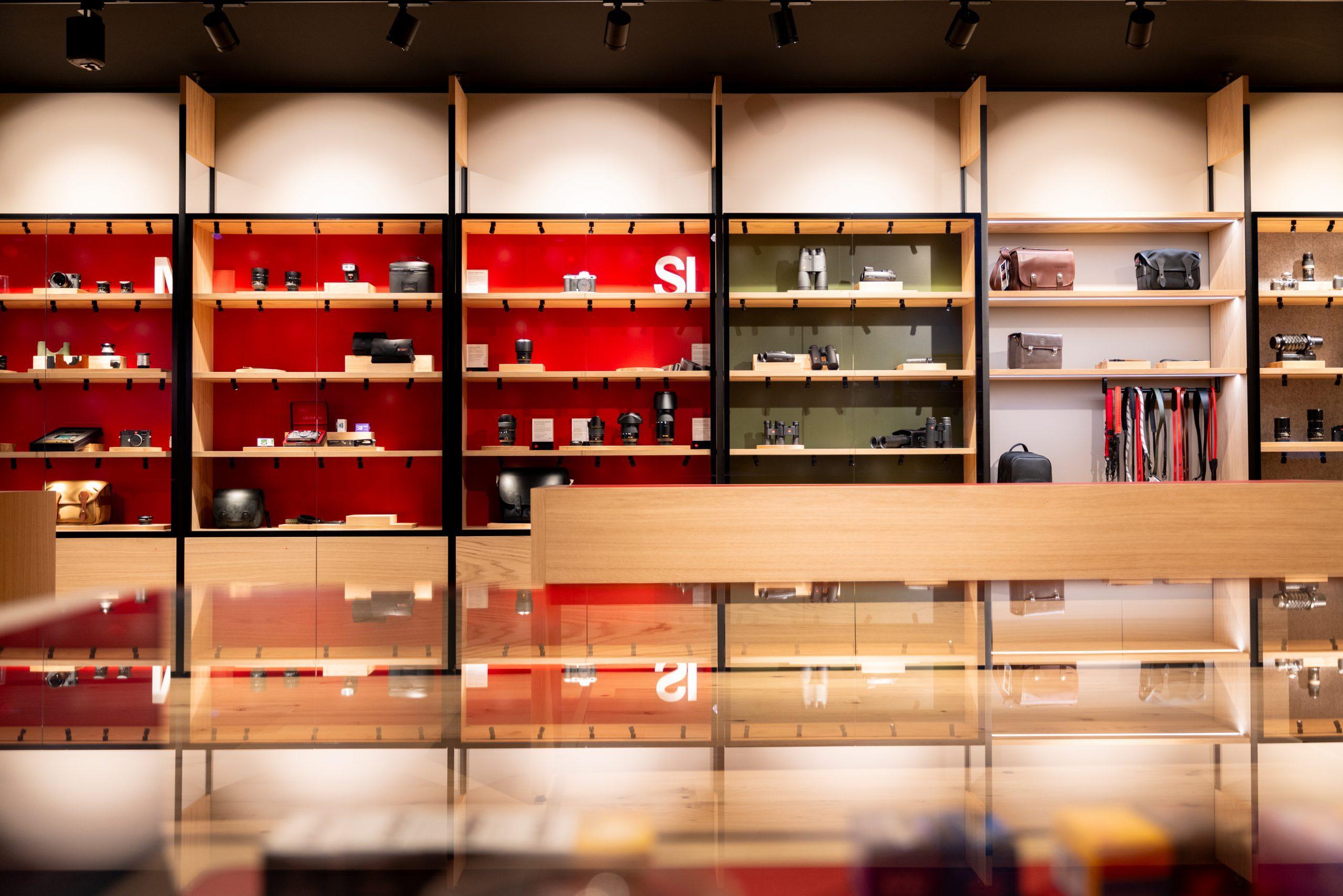 Leica Store in Heidelberg Innenansicht Leicaregal