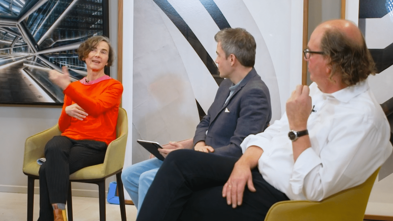 „Als Fotograf muss ich mein eigenes Geschäftsmodell hinterfragen: Wo kann ich KI einsetzen und wo muss ich mich gezielt differenzieren”, sagt Alexandra Lechner (li.) im Expertentalk im Studio von Hans Georg Esch (re. im Bild).