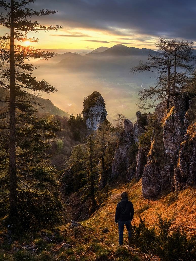 Landschaft in den Dolomiten mit Mensch im Vordergrund