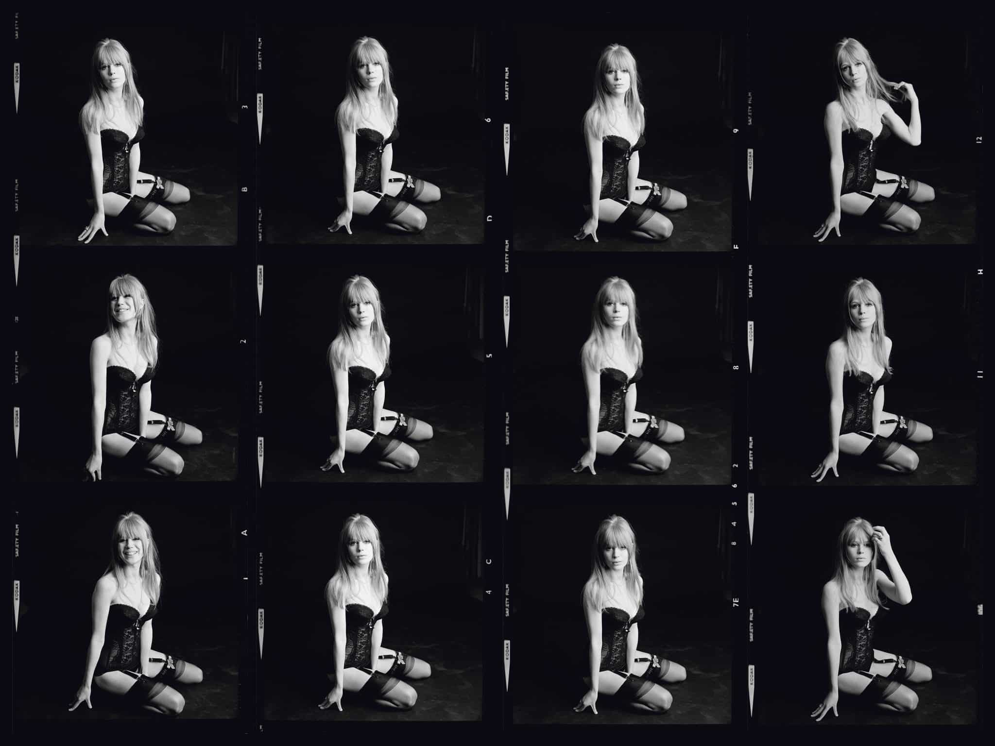 Ein Kontaktabzug, der die britische Sängerin Marianne Faithfull zeigt, wie sie in Unterwäsche posiert, London 1964.