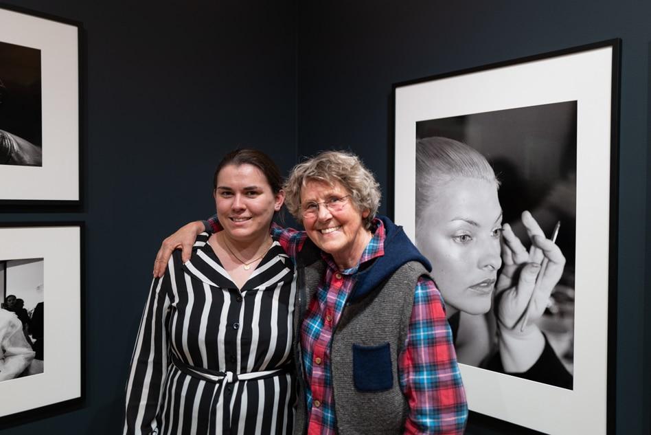 Sarah Fechler und Nomi Baumgartl in der "Eternal Icons" Ausstellung in der Leica Galerie München