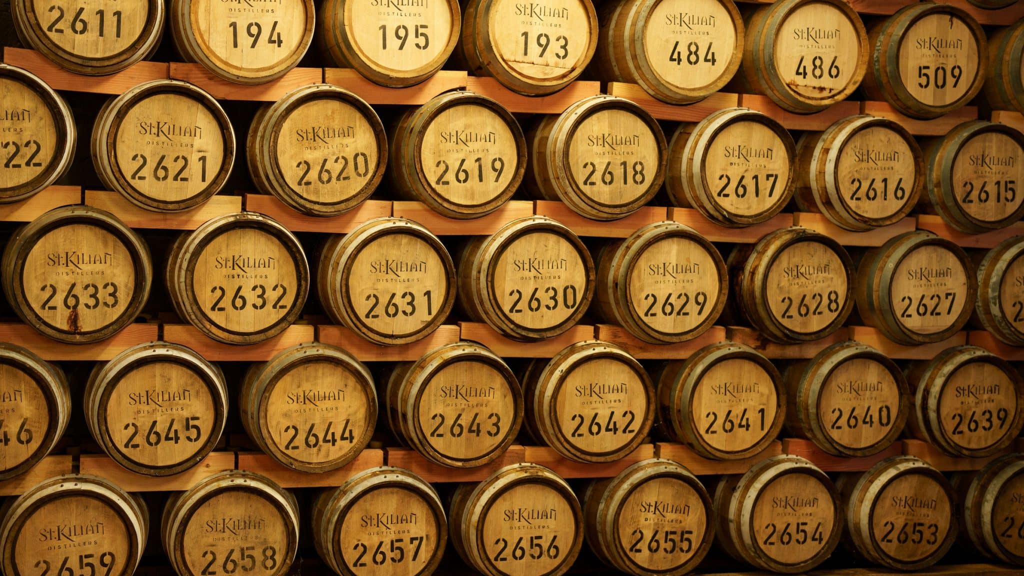 Fässer in der St. Kilian Whisky Distillery