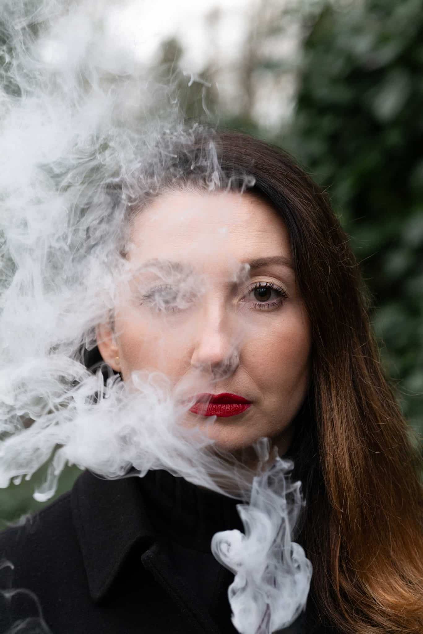 Stilvolles Porträt einer Frau mit Nebelschwaden aus dem Smokemaster Pro von Rollei