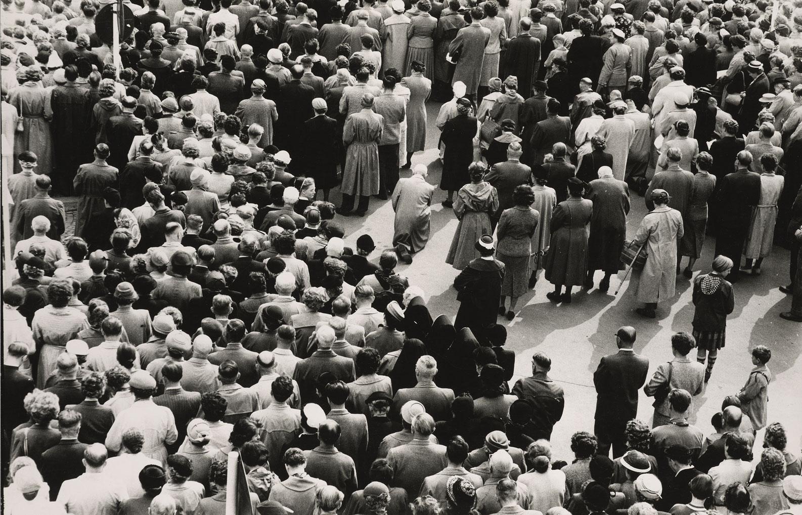 Chargesheimer: Veranstaltung im Freien, 1956 aus: Cologne intime, Gelatinesilberpapier 29,6 x 39,6 cm Museum Ludwig, Köln Reproduktion: Rheinisches Bildarchiv Köln