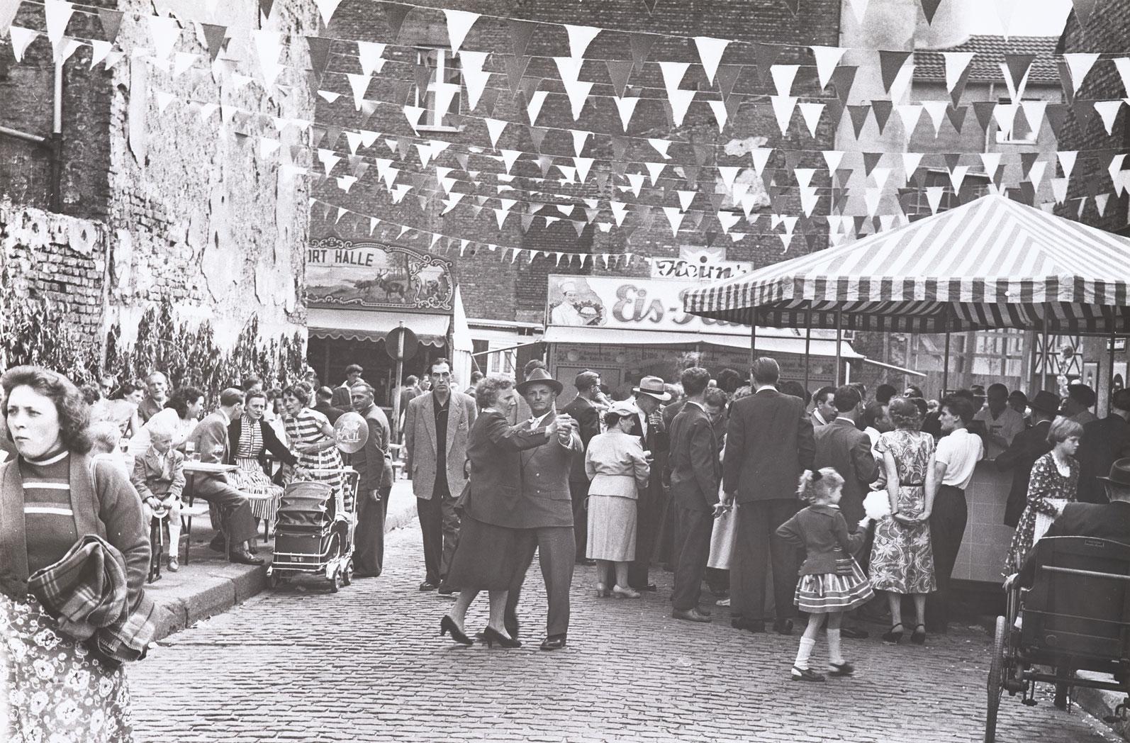 Chargesheimer Kirmes Unter Krahnenbäumen, vor 1957 aus: Cologne intime, Gelatinesilberpapier 26,3 x 39,8 cm Museum Ludwig, Köln, Köln Reproduktion: Rheinisches Bildarchiv, Köln