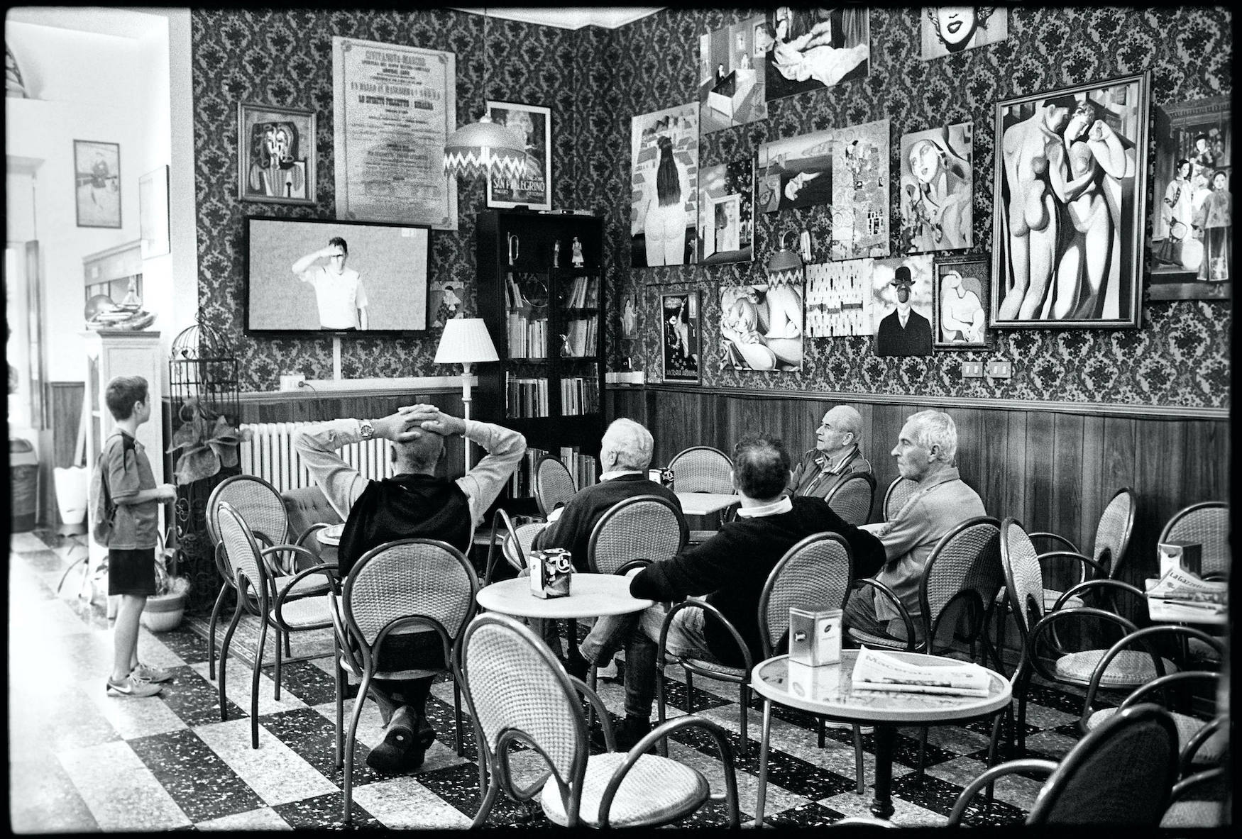 Cerolini-Theatercafé. Civitanova Alta 2015 © Emanuele Scorcelletti: Elegia Fantastica, Leica Galerie Wetzlar 2024