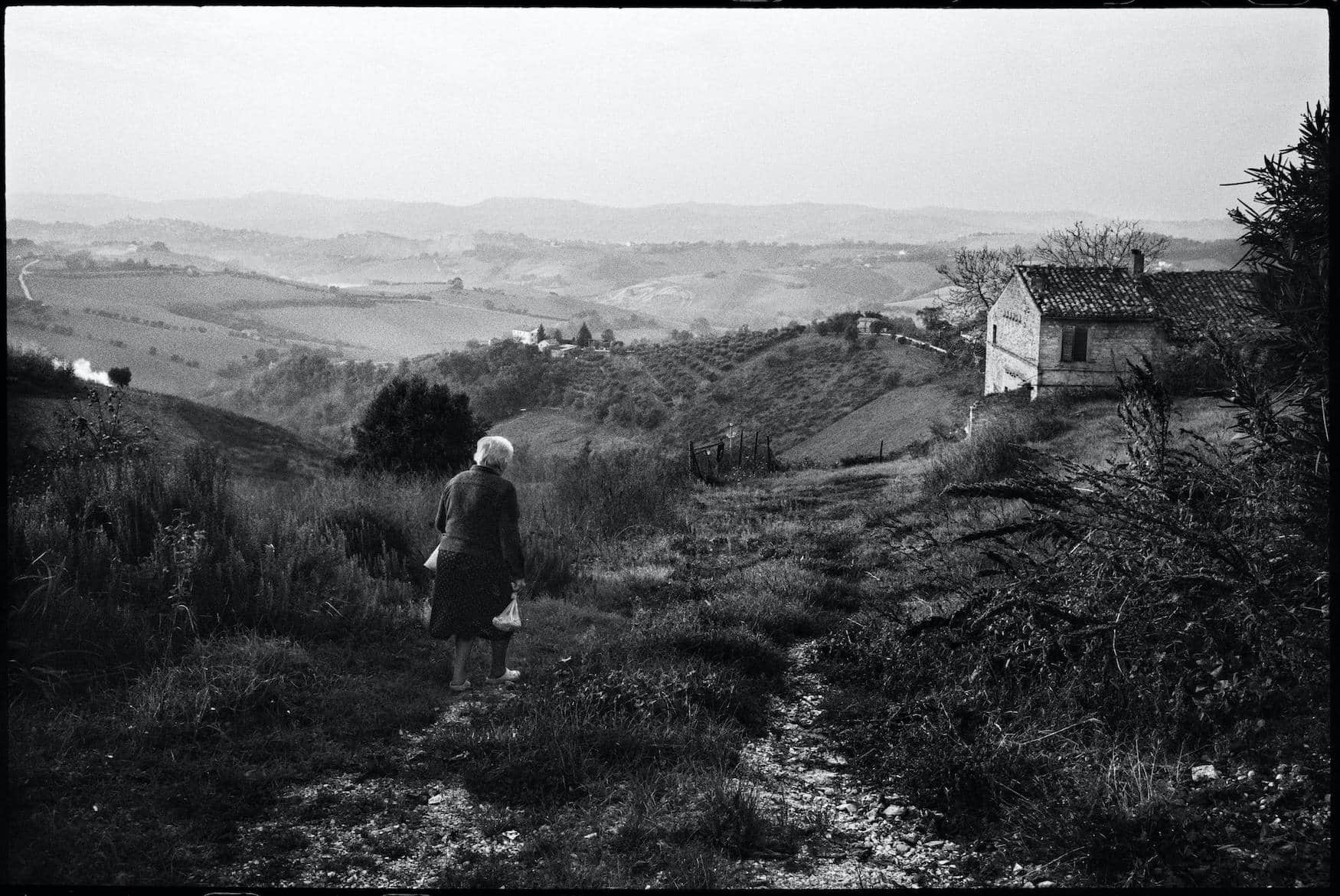 In der Gegend von Fermo. 2014 © Emanuele Scorcelletti: Elegia Fantastica, Leica Galerie Wetzlar 2024