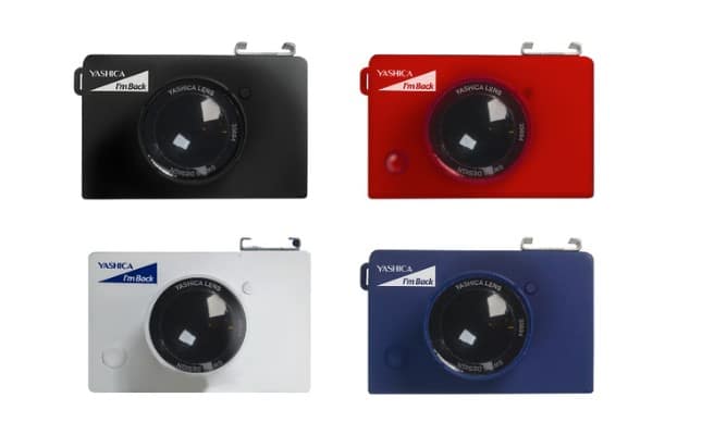 Yashica - I'm Back Micro Mirrorless vor weißem Hintergrund in Schwarz, Rot, Weiß und Dunkelblau