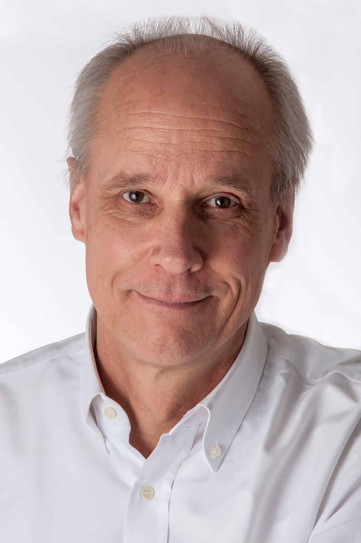 George Steinmetz, der vor allem für seine Luftaufnahmen bekannt ist, hat eine rastlose Neugierde für das Unbekannte: abgelegene Landschaften, unser sich veränderndes Klima und die Frage, wie wir den ständig wachsenden Nahrungsmittelbedarf der Menschheit decken können. Er schreibt regelmäßig für National Geographic und The New York Times Magazine und hat fünfzehn Jahre lang die Wüsten der Welt erkundet, hauptsächlich als Pilot eines motorisierten Gleitschirms. Dieses experimentelle Fluggerät ermöglicht es ihm, einzigartige und faszinierende Bilder von der Welt einzufangen. Seine aktuellen Projekte sind die Dokumentation des Klimawandels und der globalen Nahrungsmittelversorgung.