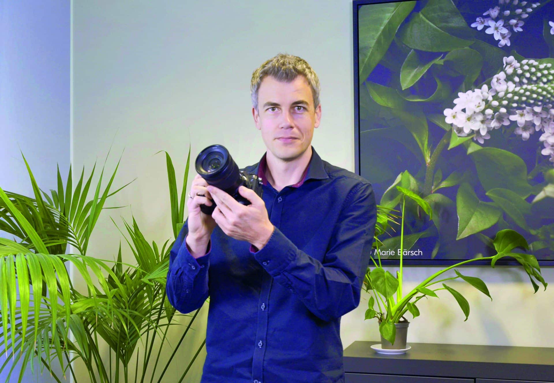 Chefredakteur Benjamin Lorenz mit der Nikon Z 6 III