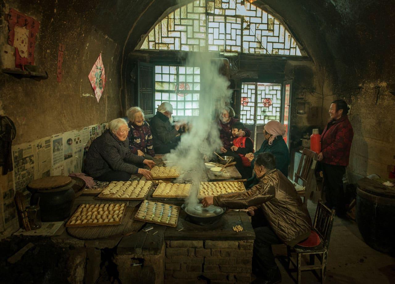 Food for the Family: „New Year in Old Cave Dwelling“ von Ren Xiuting (China)