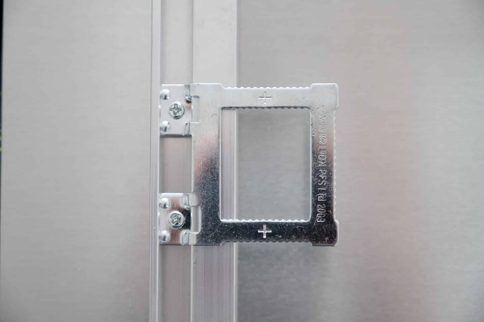 Ifolor HD Metal Print Aufhängung wird mit Schrauben